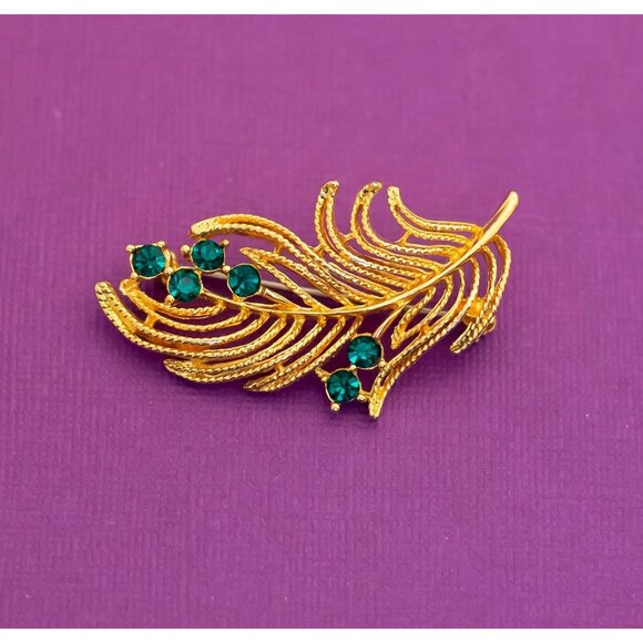 Vintage Mid Century Leaf Emerald Rhinestone Gold Tone Brooch - Q9 - Picture 1 of 2